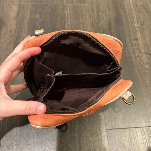 BED|STU Brown Leather Crossbody Bag with Timeless Design - Picture 4 of 4